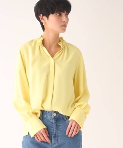 襟のギャザーデザインがポイントの、華やかに着られるフリルスキッパーブラウス